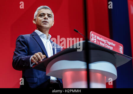 Party Arbeitskonferenz am 27.09.2016 in Liverpool ACC, Liverpool. Personen im Bild: Sadiq Khan, Bürgermeister von London, befasst sich die Konferenz auf einen Gewinner. Bild von Julie Edwards. Stockfoto