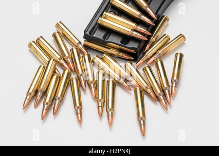 Munition im Magazin.223/556 isoliert eine auf weiße Fläche Stockfoto