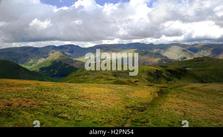 Fällt Sonnenlicht auf die Hartsop vom Rest Dodd Stockfoto