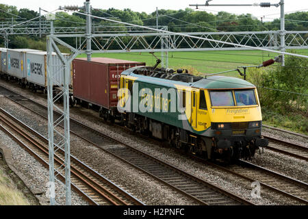 Klasse 90 e-Lok zieht einen Freightliner-Zug auf der West Coast Main Line am Easenhall, Warwickshire, UK Stockfoto