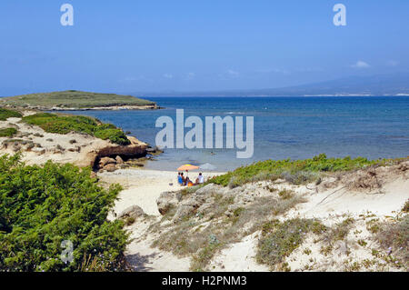 Ein Blick auf den Strand von Su Pallosu, Sardinien, Italien Stockfoto