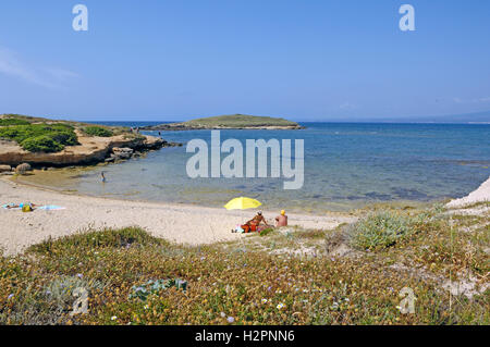 Ein Blick auf den Strand von Su Pallosu, Sardinien, Italien Stockfoto