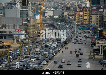 Libanon, Beirut, starkem Verkehr auf der Autobahn nach Tripoli / LIBANON, Beirut, Autobahn Beirut-Tripoli Stockfoto