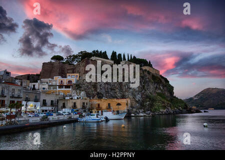 Der Hafen von Lipari, Sizilien Stockfoto