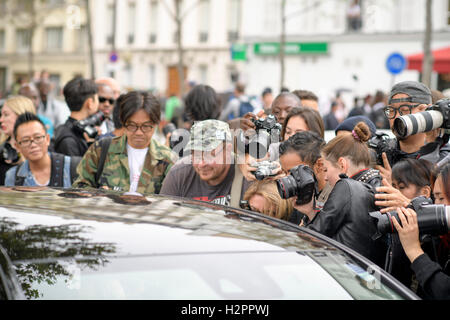 Paris, Frankreich. 30. September 2016. Fans überschwemmen amerikanischen Mode Supermodel Karlie Kloss, wie sie die Christian Dior Kollektion Show für Paris Fashion Week Frühjahr/Sommerkollektion 2017 Show im Musée Rodin fährt © Hugh Peterswald/Pacific Press/Alamy Live News Stockfoto