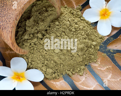 Tiare Blumen und Henna-Pulver in Kokosnuss-Schale Stockfoto