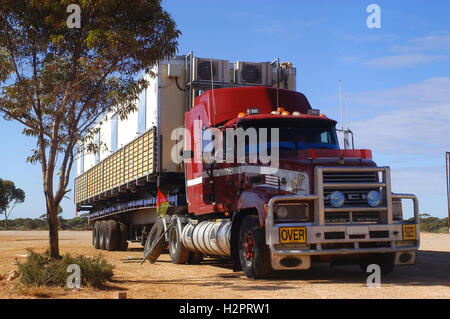 Unterteilt LKW auf der Straße in Australien Stockfoto