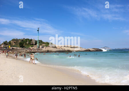 Arpoador Beach in Rio De Janeiro im sonnigen Sommertag. Badegäste genießen Sie die Wärme in den Gewässern der Carioca Strand abkühlen lassen. Stockfoto