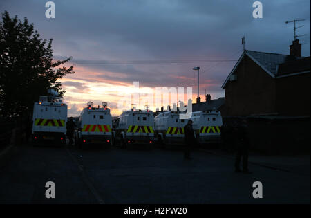 Police Service of Northern Ireland (PSNI) Offiziere montieren ein Sicherheitsvorgang, bevor eine Oranier-Orden-Parade entlang der Crumlin Road neben dem nationalistischen Ardoyne im Stadtteil North Belfast übergibt. Stockfoto