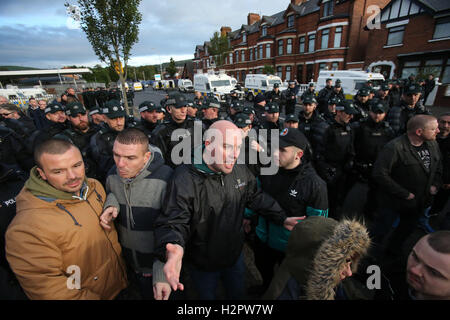 Damien Dee Fennell (Mitte), ein Sprecher des Greater Ardoyne Residents' Collective (Garc), fordert die Demonstranten auf, sich von der Polizei zu entfernen, nachdem eine Parade der Orange Order entlang der Crumlin Road neben dem nationalistischen Ardoyne-Distrikt im Norden von Belfast passiert ist. Stockfoto