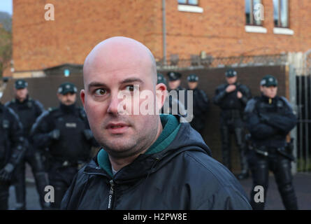 Damien "Dee" Fennell, ein Sprecher für die größere Ardoyne Residents Kollektiv (GAERC), spricht mit den Medien, nach Ablauf eine Oranier-Orden-Parade entlang der Crumlin Road neben dem nationalistischen Ardoyne im Stadtteil North Belfast. Stockfoto