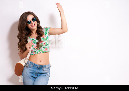 Coole hipster student Frau tragen Brillen Gläser. Kaukasische weibliche Studenten in die Kamera lächelt glücklich. Stockfoto