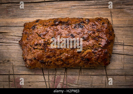 Brot Früchtebrot auf hölzernen Hintergrund, Ansicht von oben. Stockfoto