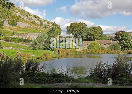 Fliegenfischen Sie auf Kilnsey Parkgrundstück mit Kilnsey Felsen im Hintergrund, Kilnsey, Yorkshire Stockfoto