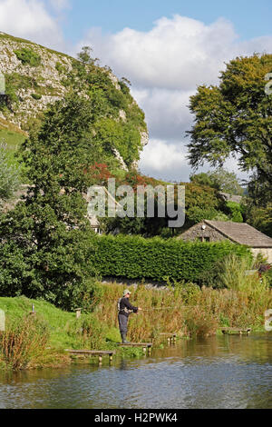 Fliegenfischen Sie auf Kilnsey Parkgrundstück mit Kilnsey Felsen im Hintergrund, Kilnsey, Yorkshire Stockfoto