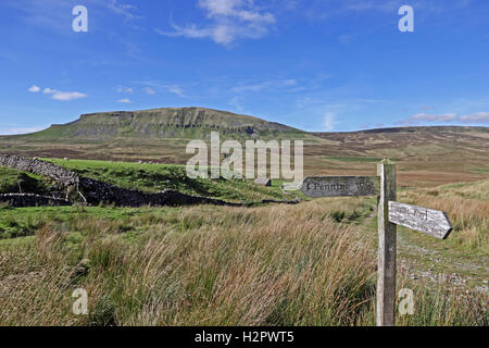 Pen-y-Gent, mit Wegweiser für Pennine Way im Vordergrund Stockfoto