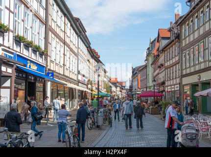 WERNIGERODE, Deutschland, SEPTEMBER 21,2016: unbekannte Menschen beim Einkaufen in den Straßen von Wernigerode am 21. September 2016, das Vil Stockfoto