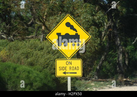 Straßenschild unter Angabe der möglichen Passage eines Zuges auf der Straße in Australien Stockfoto