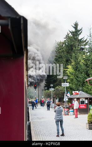 DREI ANNEN HOHNE, Deutschland, SEPTEMBER 22,2016: nicht identifizierten Personen am Bahnhof, Blick auf die dunklen Dampf-Verschmutzung durch die Tra Stockfoto