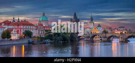 Prag. Panorama-Bild von Prag, Hauptstadt Stadt der Tschechischen Republik, bei Sonnenaufgang. Stockfoto