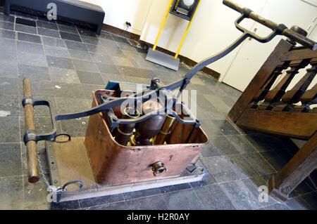 Kupfer Feuerwehrschlauch, durch die Arme der Feuerwehren mittels zwei Handgelenke zu aktivieren. Stockfoto