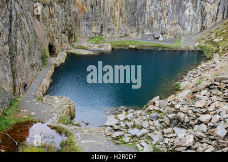 Die blauen Pool in einem Steinbruch über Friog, in der Nähe von Fairborne in Gwynedd am Ufer der Mündung des Mawddach. Stockfoto