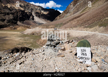 Radfahren die Manali nach Leh Highway, indischen Himalaya (Überquerung des Baralacha Pass um das tibetische Hochplateau auf Fahrrad zu erreichen) Stockfoto