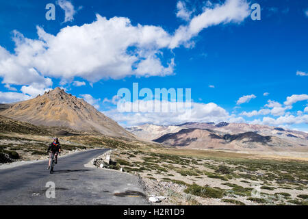 Radfahren die Manali nach Leh Highway, indischen Himalaya (Überquerung des Baralacha Pass um das tibetische Hochplateau auf Fahrrad zu erreichen) Stockfoto