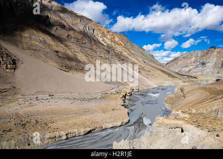 Radfahren die Manali Leh Highway, indischen Himalaya (Klettern die Gata Schleifen und Lachalung La durch Fahrrad dann absteigend in Pang in Zanskar Spektrum) Stockfoto