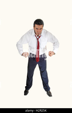 Ein sehr verärgerter Mann in einem weißen Hemd und blaue Hose für weißen Hintergrund mit seinen Fäusten eng für weißen Hintergrund stehen. Stockfoto