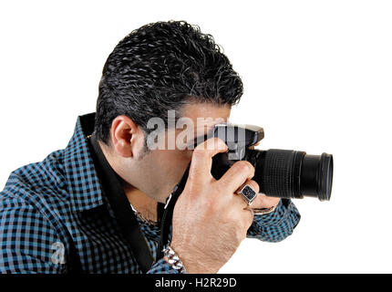 Ein hübscher junger Mann stehen und unter Bilder mit seiner Kamera für weißen Hintergrund. Stockfoto