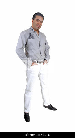 Ein junger großer Mann stehend für weißen Hintergrund sehr entspannt mit seinen Händen in der Tasche. Stockfoto