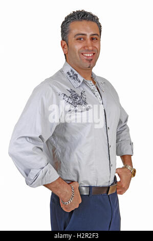 Ein schöner schwarzer dunkelhaarige Mann in einem leicht graues Hemd ständigen Lächeln für weißen Hintergrund in einem Porträtbild. Stockfoto