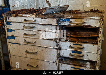 Verfallenden Lagereinheiten in St. Ann's Krankenhaus Leichenhalle, Haringey, Nord-London, UK Stockfoto