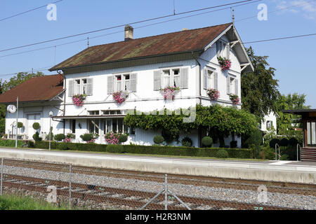 Mammern-Bahnhof in der Schweiz mit hübschen Blume gefüllt Balkonkästen Stockfoto