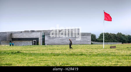 Touristen vor dem Culloden Battlefield-Besucher-Center in der Nähe von Inverness, Scotland, UK Stockfoto