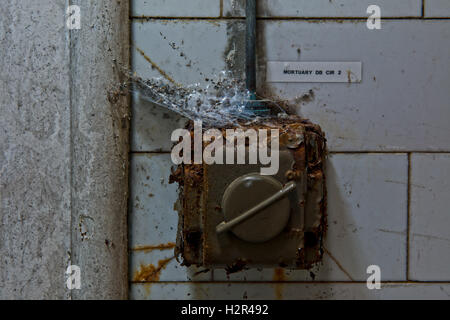 Rostige elektrischer Schalter in St. Ann's Krankenhaus Leichenhalle, Haringey, Nord-London, UK Stockfoto