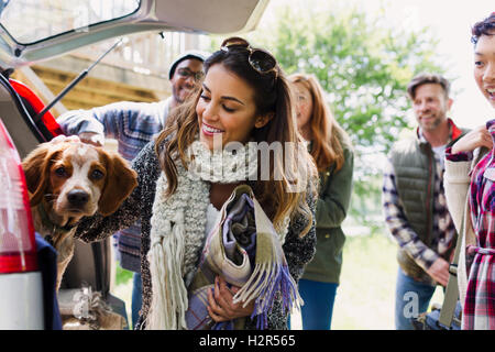 Freunde mit Hund an der Rückseite des Autos Stockfoto