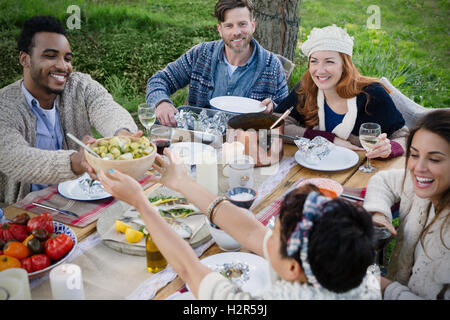 Freunde beim Mittagessen am Terrassentisch Stockfoto