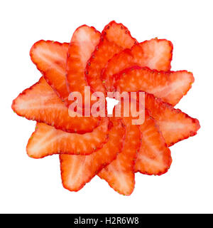 Erdbeeren in Scheiben geschnitten und in der Spirale Kreis angeordnet, auf weissem isoliert, Stockfoto