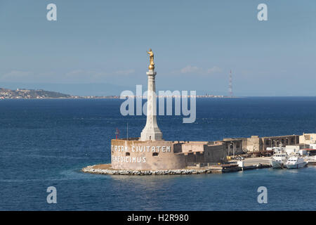 Die goldene Statue "Madonna della Lettera" am Eingang zum Messina auf Sizilien Stockfoto