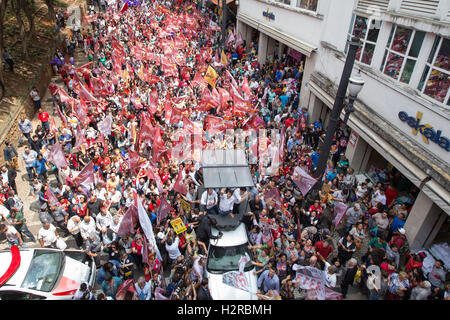 Sao Paulo, Brasilien. 30. September 2016. Kandidaten für das Bürgermeisteramt von Sao Paulo, FERNANDO HADDAD, trifft Wähler während des Gehens in der Innenstadt von Sao Paulo, Brasilien, diesen Freitag 30.April brasilianischen Wahlen am 02 Oktober stattfinden sollen. Bildnachweis: Paulo Lopes/ZUMA Draht/Alamy Live-Nachrichten Stockfoto