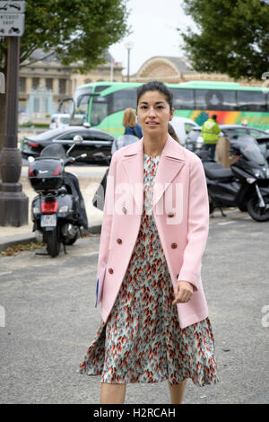 Ein Gast kommt auf vier Tag für Lanvin Paris Fashion Week Frühjahr/Sommerkollektion 2017-Shows am 30. September 2016, in Paris, Frankreich. Bildnachweis: Hugh Peterswald/Alamy Live-Nachrichten Stockfoto