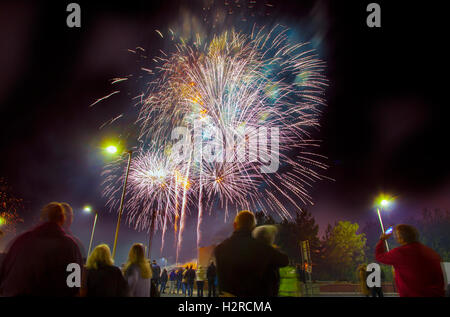 Southport, Merseyside, Großbritannien. Oktober 2016. Leute, die Musik Feuerwerk Wettbewerb beobachten. Hunderte von Menschen strömen in den Badeort für die letzte Nacht der British Musical Fireworks Championships, die über drei Tage hinweg abgehalten wird. Southport's Himmel bricht in Licht, als einige der besten pyrotechnischen Teams des Landes konkurrieren, mit atemberaubenden Feuerwerk-Displays synchronisiert zu Musik. Internationale Standarddisplays von einigen der besten pyrotechnischen Firmen in Großbritannien - dies ist der einzige Wettbewerb dieser Art in diesem Land. Stockfoto