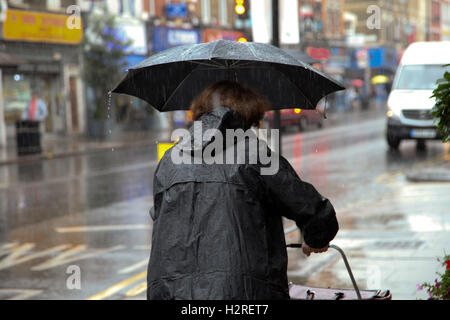 Nord-London, UK. 1. Oktober 2016. UK-Wetter. Menschen Schutz vor dem Regen im Norden von London. Bildnachweis: Dinendra Haria/Alamy Live-Nachrichten Stockfoto