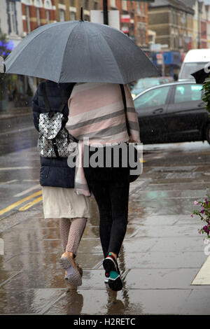 Nord-London, UK. 1. Oktober 2016. UK-Wetter. Menschen Schutz vor dem Regen im Norden von London. Bildnachweis: Dinendra Haria/Alamy Live-Nachrichten Stockfoto