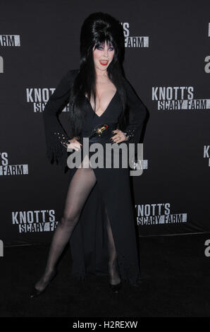 Buena Park, Kalifornien, USA. 30. September 2016. 30. September 2016 - Buena Park, Kalifornien. Elvira. Knotts Scary Farm Black Carpet Party statt auf Knotts Berry Farm. Bildnachweis: Birdie Thompson/AdMedia Credit: Birdie Thompson/AdMedia/ZUMA Draht/Alamy Live-Nachrichten Stockfoto