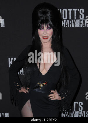 Buena Park, Kalifornien, USA. 30. September 2016. 30. September 2016 - Buena Park, Kalifornien. Elvira. Knotts Scary Farm Black Carpet Party statt auf Knotts Berry Farm. Bildnachweis: Birdie Thompson/AdMedia Credit: Birdie Thompson/AdMedia/ZUMA Draht/Alamy Live-Nachrichten Stockfoto