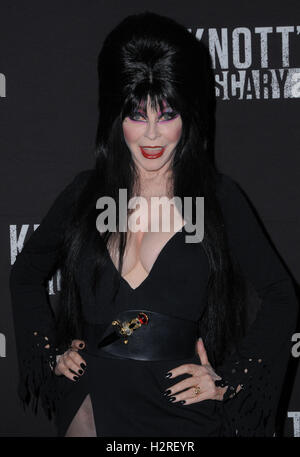 Buena Park, Kalifornien, USA. 30. September 2016. 30. September 2016 - Buena Park, Kalifornien. Elvira. Knotts Scary Farm Black Carpet Party statt auf Knotts Berry Farm. Bildnachweis: Birdie Thompson/AdMedia Credit: Birdie Thompson/AdMedia/ZUMA Draht/Alamy Live-Nachrichten Stockfoto