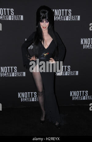 Buena Park, Kalifornien, USA. 30. September 2016. 30. September 2016 - Buena Park, Kalifornien. Elvira. Knotts Scary Farm Black Carpet Party statt auf Knotts Berry Farm. Bildnachweis: Birdie Thompson/AdMedia Credit: Birdie Thompson/AdMedia/ZUMA Draht/Alamy Live-Nachrichten Stockfoto